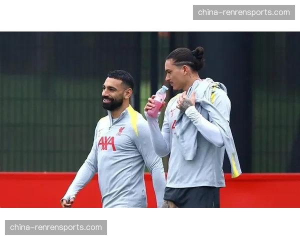 赛前踩场：利物浦全队抵达老特拉福德，萨拉赫、努涅斯有说有笑